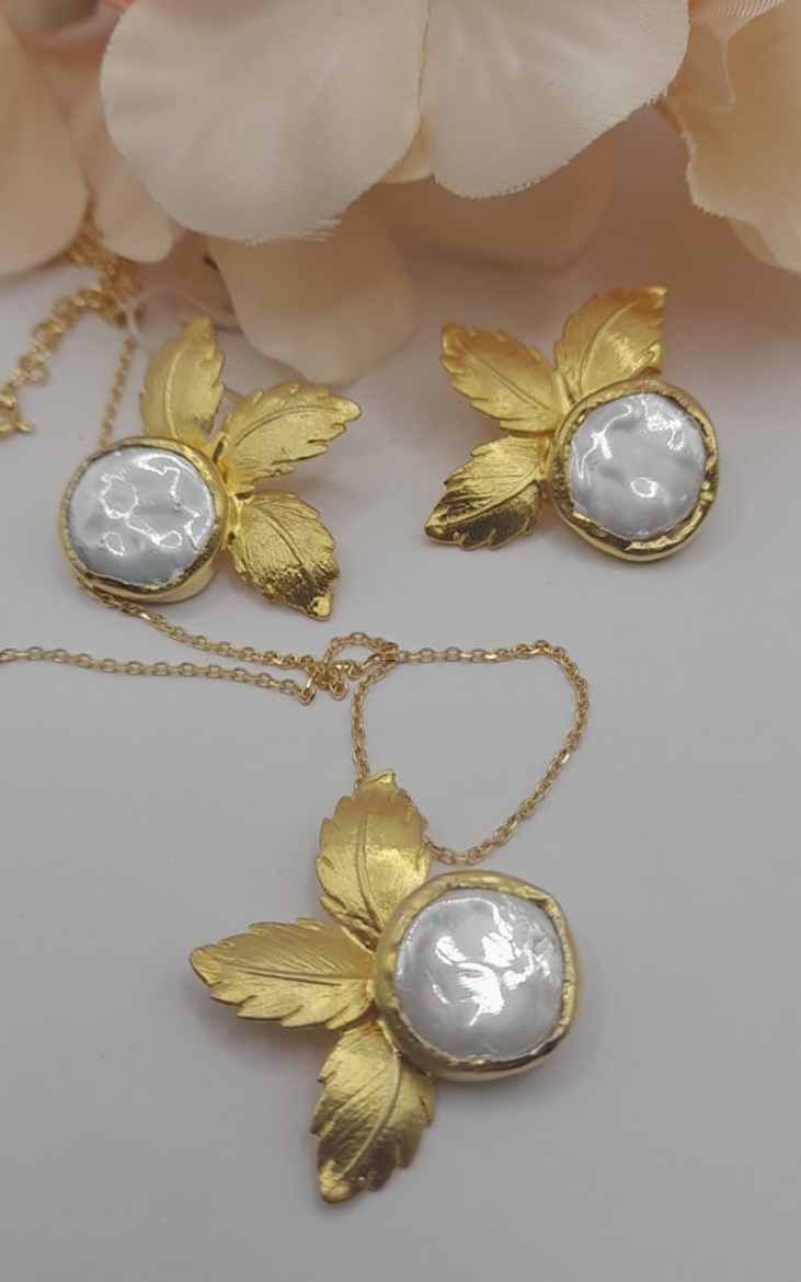 Imagem de Conjunto em Prata dourada de Brincos e Colar 