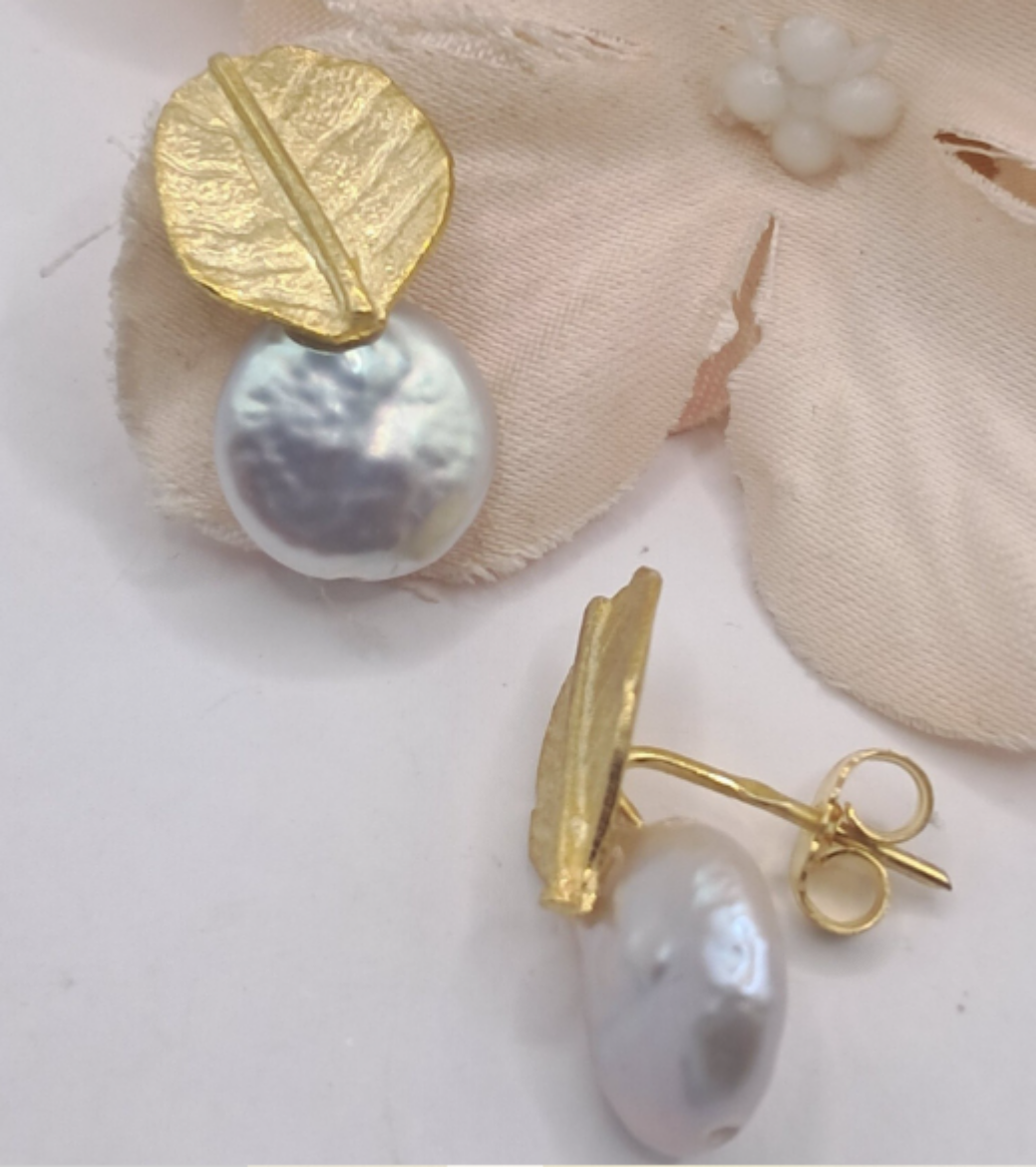 Imagem de Brincos em Prata Dourada com Pérolas 